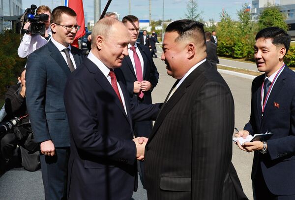 O presidente russo Vladimir Putin e o presidente do Conselho de Estado norte-coreano, Kim Jong-un, no Cosmódromo de Vostochny, Tsiolkovsky, Rússia, 13 de setembro de 2023. - Sputnik Brasil