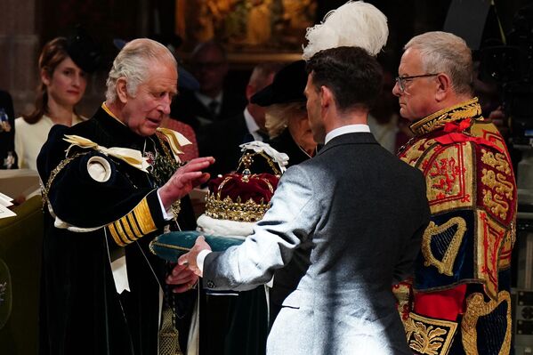 O rei Charles III do Reino Unido é condecorado com a Coroa da Escócia durante o Serviço Nacional de Ação de Graças e Dedicação na Catedral de St. Giles, Edimburgo, Escótia, 5 de julho de 2023. - Sputnik Brasil