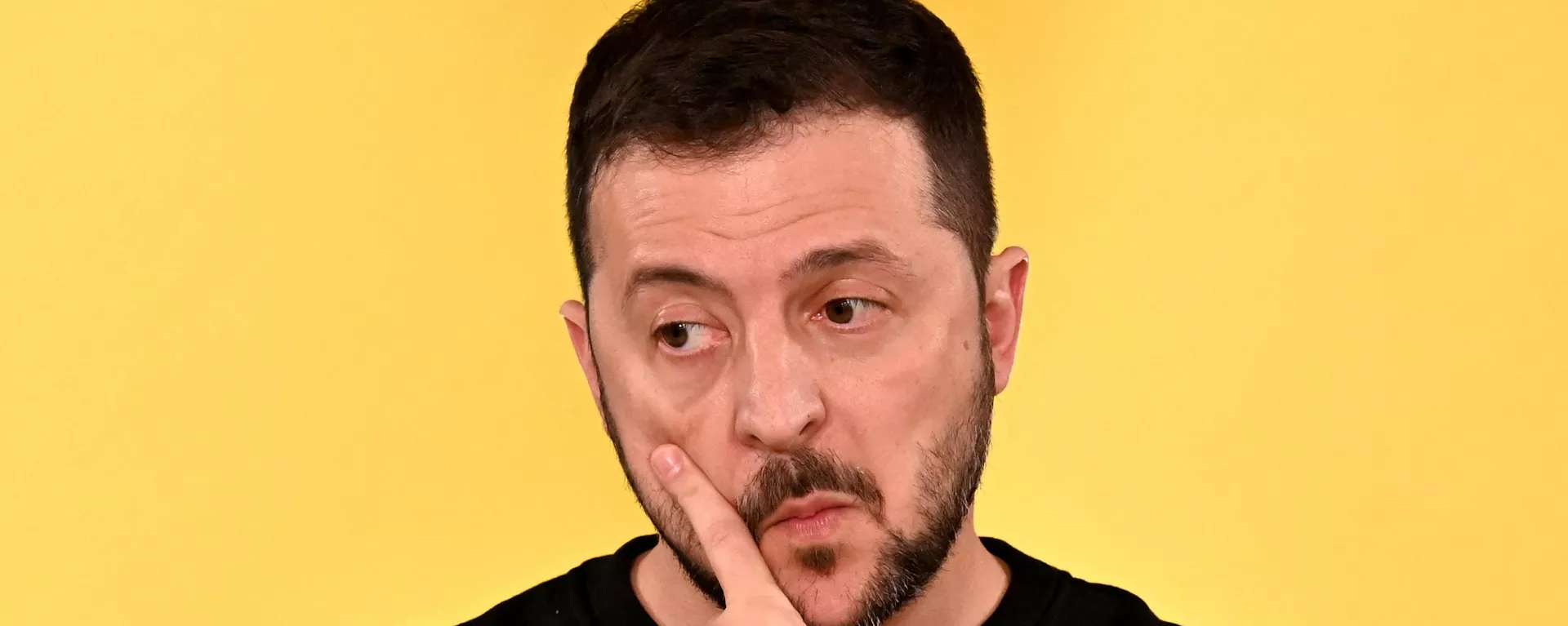 O presidente da Ucrânia, Vladimir Zelensky, esfrega o rosto durante uma conferência de imprensa em 23 de novembro de 2023 - Sputnik Brasil, 1920, 21.12.2023