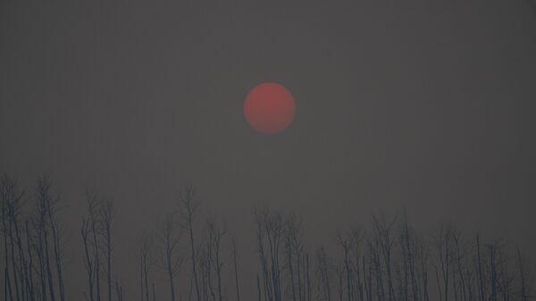 Fumaça de incêndios florestais toma conta do céu em Fort McMurray. Alberta, Canadá, 2 de setembro de 2023 - Sputnik Brasil