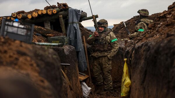 Soldados de infantaria ucranianos da 57ª Brigada de Infantaria Motorizada Separada Otaman Kost Khordienko em uma trincheira em um local não revelado perto da cidade de Artyomovsk (Bakhmut, na denominação ucraniana), região de Donetsk, leste da Ucrânia, 13 de abril de 2023 - Sputnik Brasil