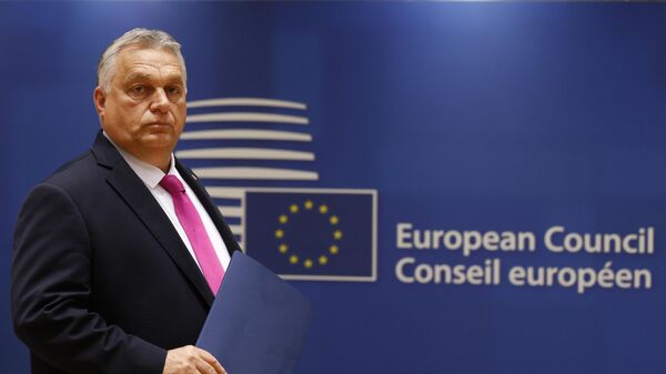 O primeiro-ministro da Hungria, Viktor Orbán, chega para uma mesa redonda em uma cúpula da União Europeia (UE) em Bruxelas, 26 de outubro de 2023 - Sputnik Brasil