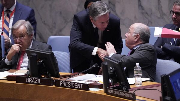 O secretário de Estado dos EUA, Antony Blinken, aperta a mão do ministro das Relações Exteriores do Brasil, Mauro Vieira, durante uma reunião do Conselho de Segurança das Nações Unidas (ONU) sobre o conflito no Oriente Médio na sede da ONU na cidade de Nova York, em 24 de outubro de 2023 - Sputnik Brasil