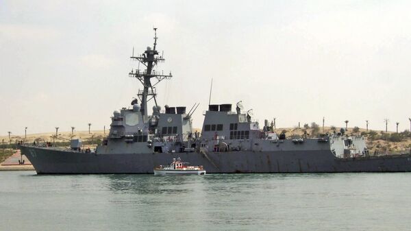 O destroier dos EUA USS Mason navega no Canal de Suez em Ismailia, Egito - Sputnik Brasil