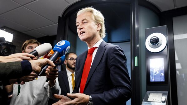 Líder do Partido para a Liberdade (PVV), Geert Wilders fala à imprensa na Câmara dos Representantes em Haia, em 24 de novembro de 2023 - Sputnik Brasil