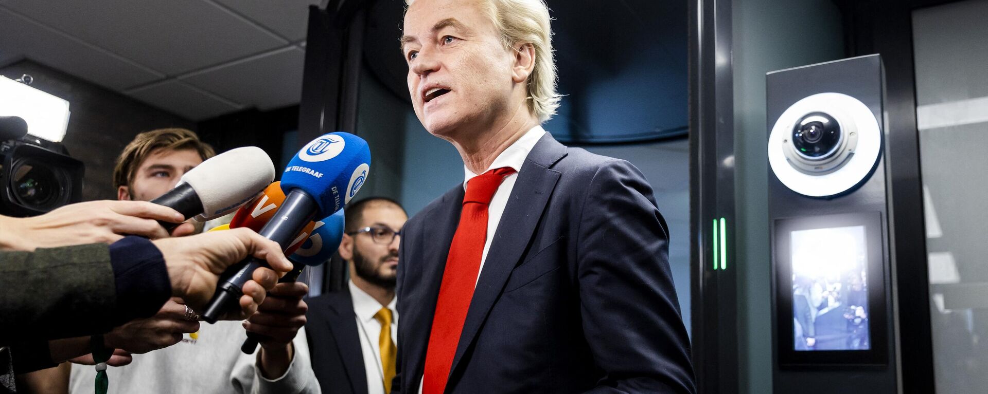 Líder do Partido para a Liberdade (PVV), Geert Wilders fala à imprensa na Câmara dos Representantes em Haia, em 24 de novembro de 2023 - Sputnik Brasil, 1920, 13.12.2023
