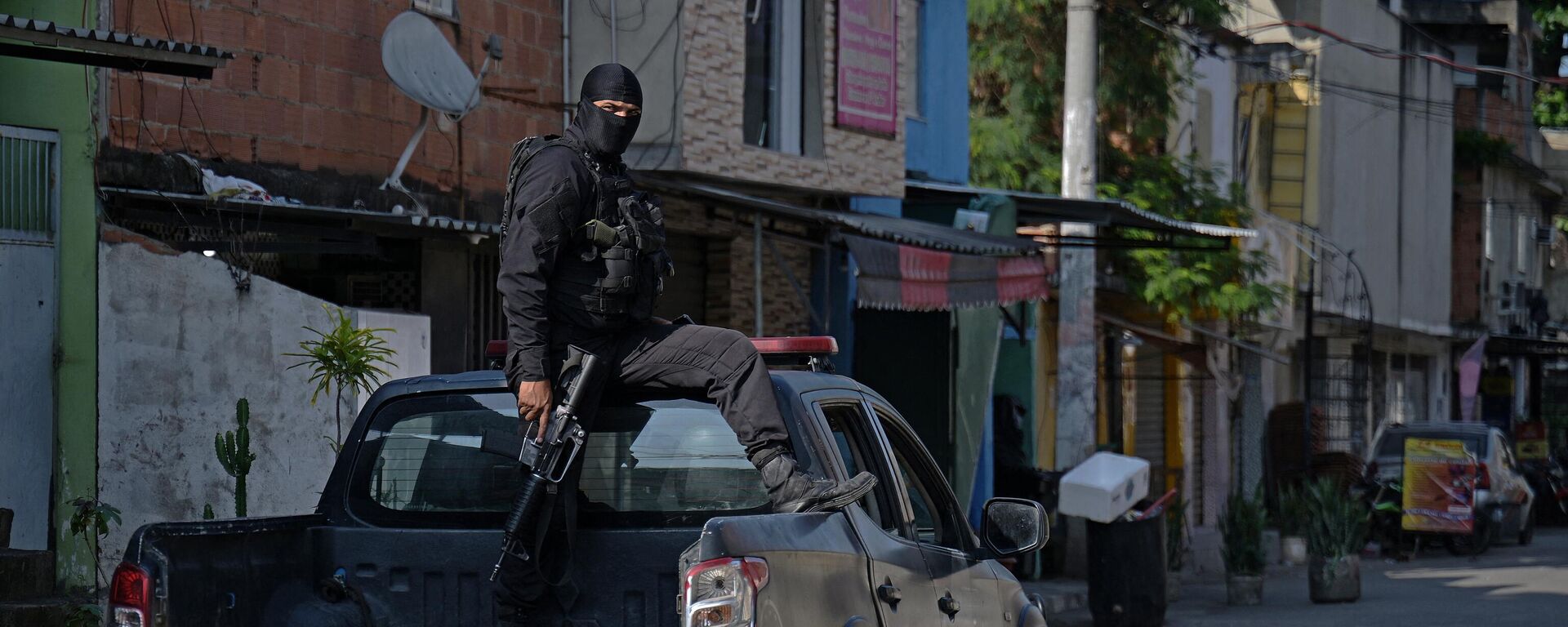 Policiais militares realizam operação contra traficantes de drogas na favela da Maré, no Rio de Janeiro (RJ). Brasil, 16 de outubro de 2023 - Sputnik Brasil, 1920, 20.12.2023