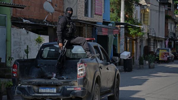 Policiais militares realizam operação contra traficantes de drogas na favela da Maré, no Rio de Janeiro (RJ). Brasil, 16 de outubro de 2023 - Sputnik Brasil