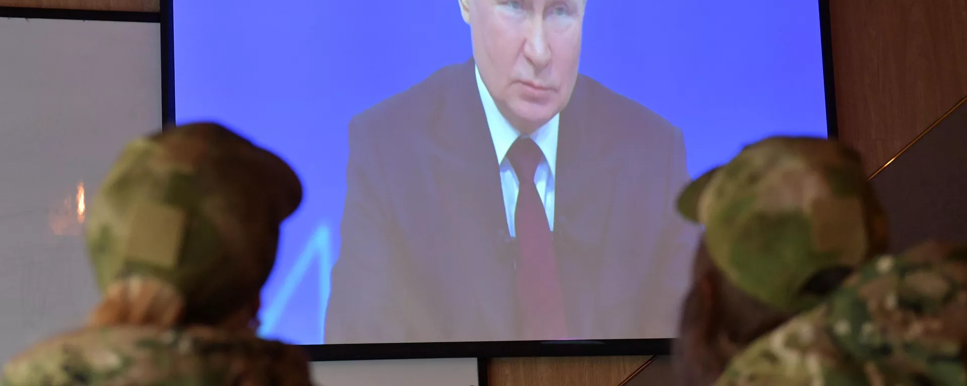 Membros do movimento Guarda Feminina dos Urais assistem à transmissão de Vladimir Putin, presidente da Rússia, durante transmissão da Linha Direita e grande coletiva de imprensa do presidente russo, em Yekaterinburg, Rússia, 14 de dezembro de 2023 - Sputnik Brasil, 1920, 14.12.2023