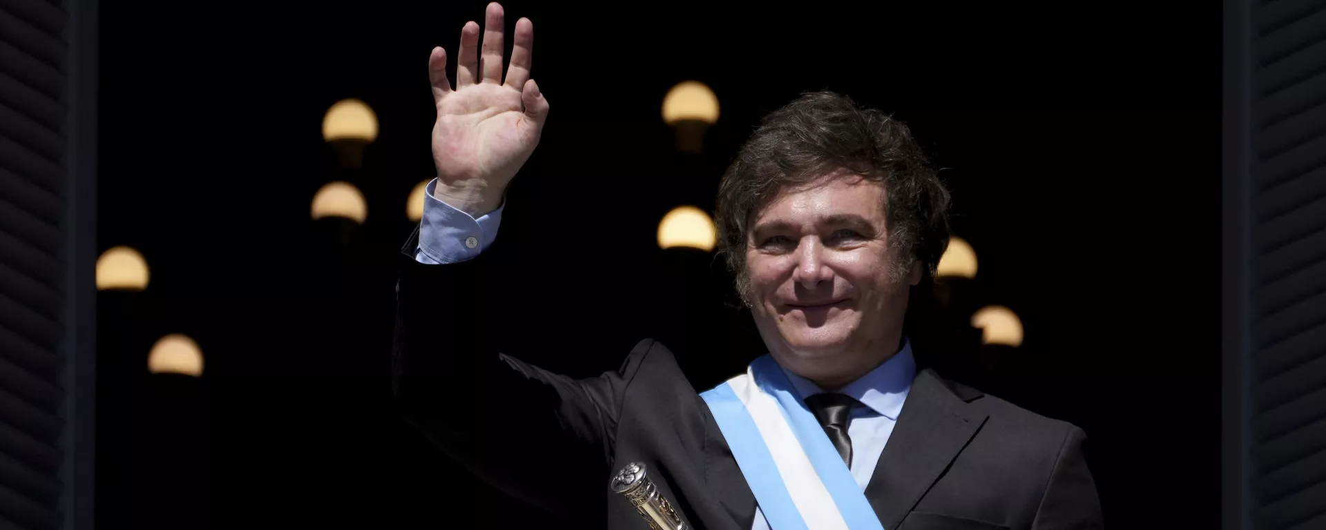 Javier Milei, presidente recém-empossado da Argentina, acena para apoiadores desde a sacada da sede do governo em Buenos Aires, Argentina, 10 de dezembro de 2023 - Sputnik Brasil, 1920, 14.12.2023