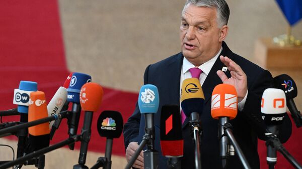 O primeiro-ministro da Hungria, Viktor Orban, gesticula enquanto fala com a mídia após chegar à sede europeia para a cúpula UE-Bálcãs Ocidentais, em Bruxelas, em 14 de dezembro de 2023 - Sputnik Brasil