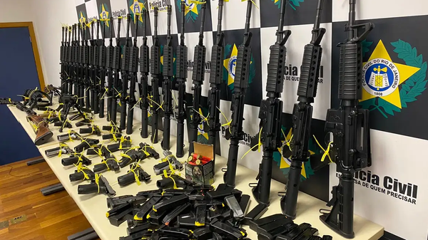 Fuzis e demais armas de fogo apreendidas pela Polícia Civil durante operações. Rio de Janeiro, novembro de 2023 - Sputnik Brasil