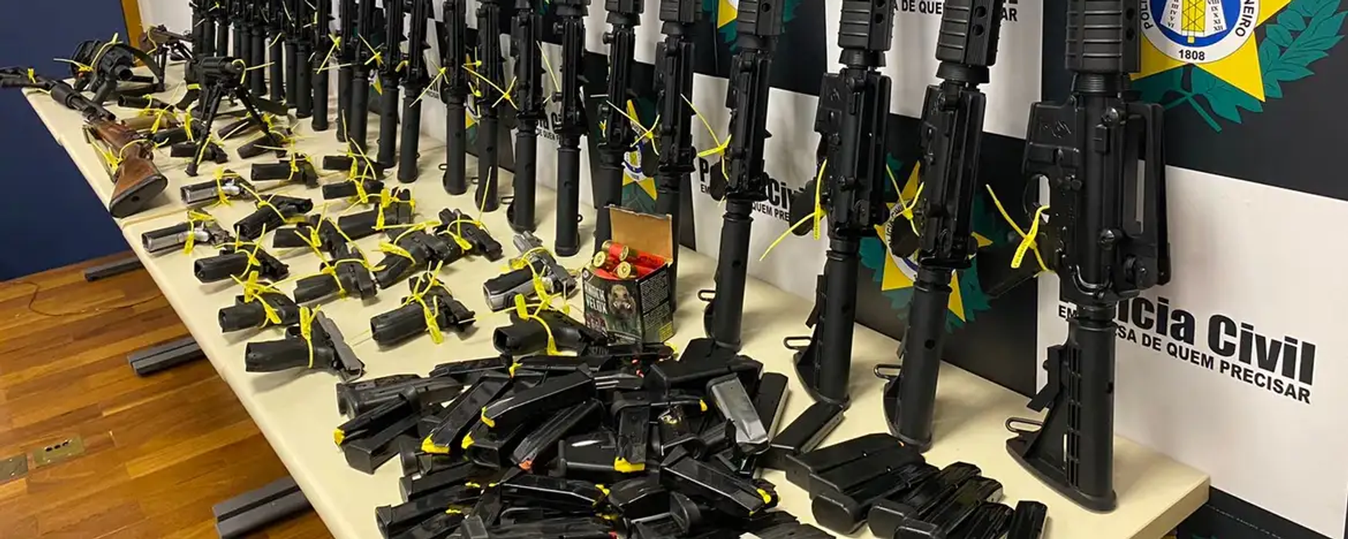 Fuzis e demais armas de fogo apreendidas pela Polícia Civil durante operações. Rio de Janeiro, novembro de 2023 - Sputnik Brasil, 1920, 14.12.2023