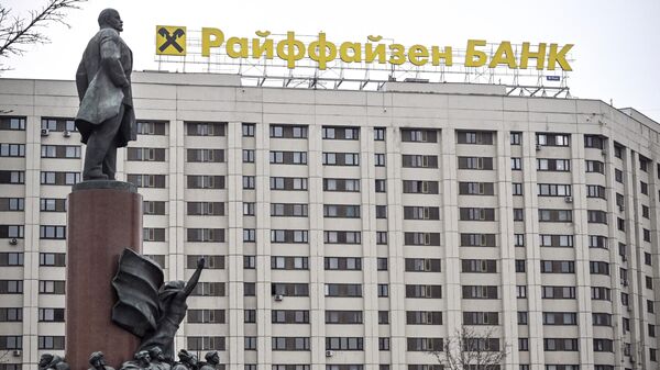 O logotipo do banco Raiffeisen Bank International é visto no topo de um edifício atrás de um enorme monumento a Vladimir Lenin, o fundador da URSS, em Moscou. Rússia, 3 de abril de 2023 - Sputnik Brasil