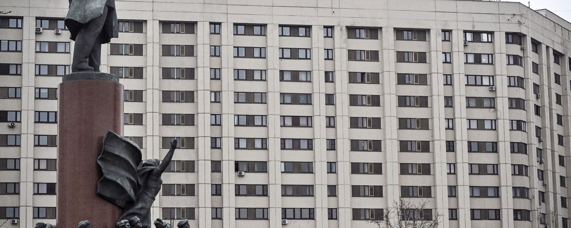 O logotipo do banco Raiffeisen Bank International é visto no topo de um edifício atrás de um enorme monumento a Vladimir Lenin, o fundador da URSS, em Moscou. Rússia, 3 de abril de 2023 - Sputnik Brasil, 1920, 14.12.2023