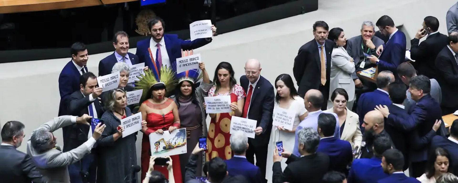 Deputados e senadores contrários ao projeto de lei que estabelece o marco temporal das terras indígenas. Brasília, 14 de dezembro de 2023 - Sputnik Brasil, 1920, 14.12.2023