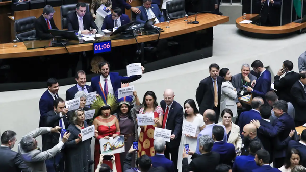 Deputados e senadores contrários ao projeto de lei que estabelece o marco temporal das terras indígenas. Brasília, 14 de dezembro de 2023 - Sputnik Brasil