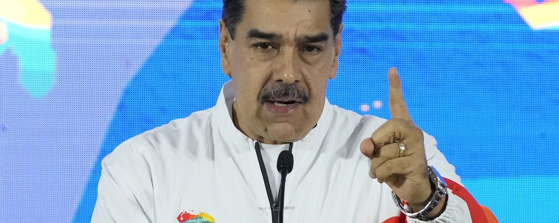 Nicolás Maduro, presidente da Venezuela, dá entrevista coletiva após votar em referendo sobre a reivindicação por Caracas de Essequibo, região administrada e controlada pela Guiana, em 3 de dezembro de 2023 - Sputnik Brasil, 1920, 15.12.2023