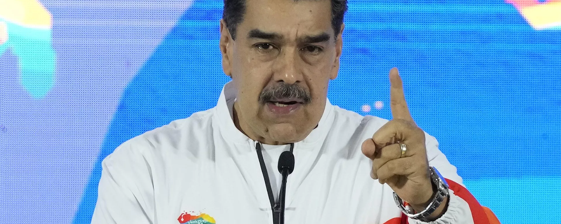 Nicolás Maduro, presidente da Venezuela, dá entrevista coletiva após votar em referendo sobre a reivindicação por Caracas de Essequibo, região administrada e controlada pela Guiana, em 3 de dezembro de 2023 - Sputnik Brasil, 1920, 16.04.2024