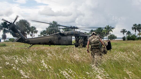 Ala de operações especiais da Guarda Nacional dos EUA embarca em um helicóptero UH-60 Black Hawk durante o exercício Tradewinds 23, na Guiana, em 19 de julho de 2023 - Sputnik Brasil