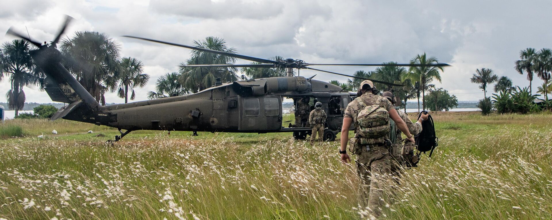 Ala de operações especiais da Guarda Nacional dos EUA embarca em um helicóptero UH-60 Black Hawk durante o exercício Tradewinds 23, na Guiana, em 19 de julho de 2023 - Sputnik Brasil, 1920, 15.12.2023