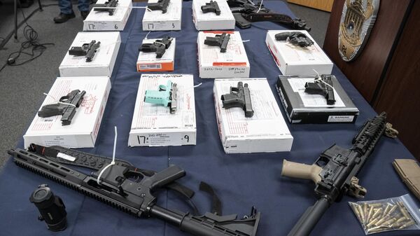 Armas de origem duvidosa são exibidas pelas autoridades dos EUA em Norristown. Pensilvânia, 22 de fevereiro de 2023 - Sputnik Brasil