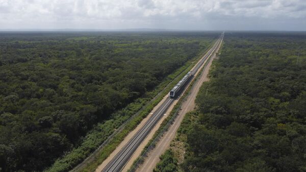 Composição inaugural do Trem Maia, com o presidente Andrés Manuel López Obrador a bordo, passa perto de Chocholá, no estado de Iucatã. México, 15 de dezembro de 2023 - Sputnik Brasil