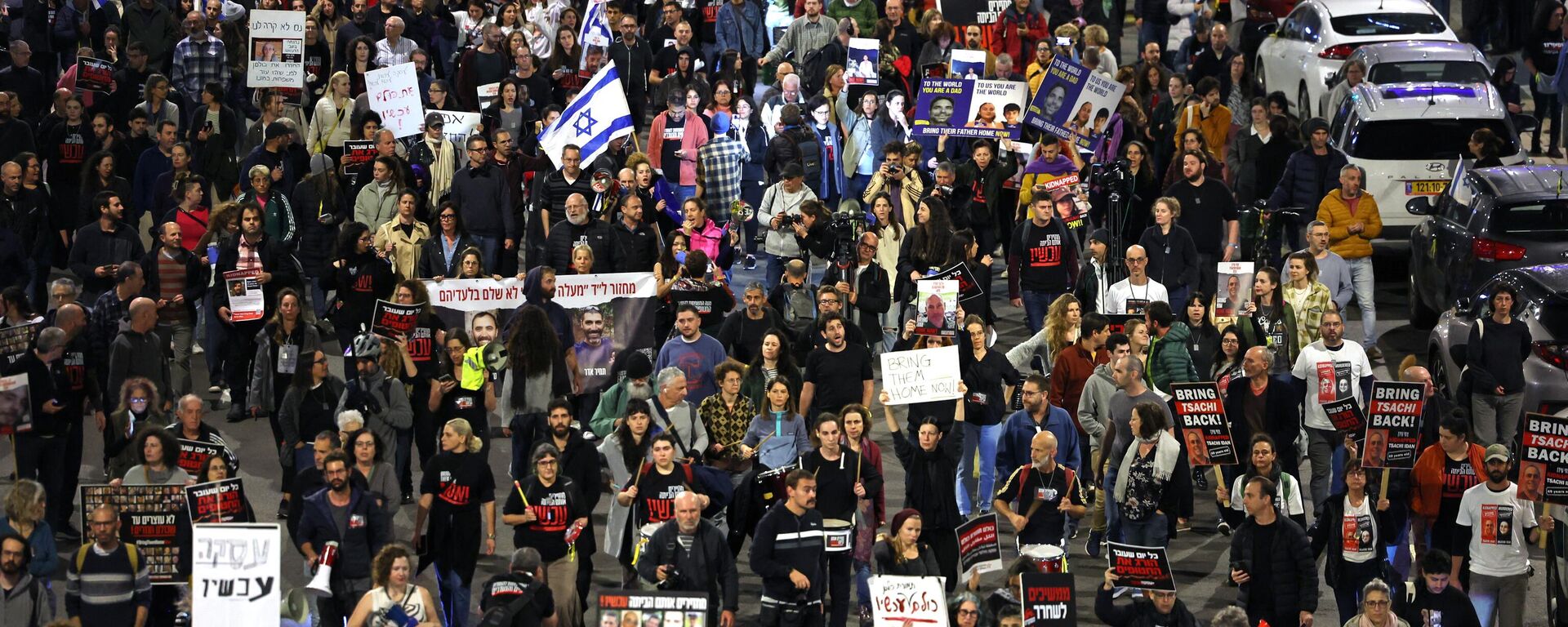 Parentes e apoiadores de reféns detidos por militantes palestinos manifestam-se em frente ao Ministério da Defesa de Israel, em Tel Aviv, em 15 de dezembro de 2023 - Sputnik Brasil, 1920, 16.12.2023