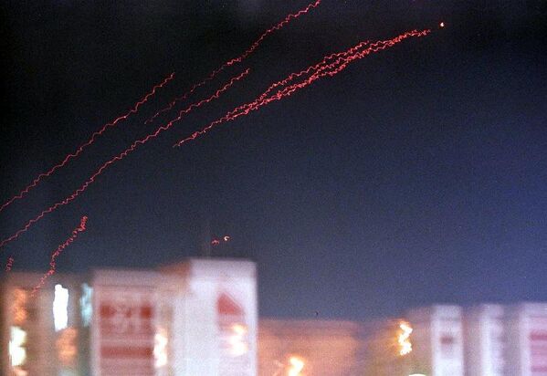 Rastos de fogo antiaéreo iluminam o céu em Bagdá, capital do Iraque, na madrugada de 17 de dezembro de 1998. Mísseis norte-americanos e britânicos foram lançados contra a capital como castigo pela recusa do Iraque de cooperar com os inspetores da ONU. - Sputnik Brasil