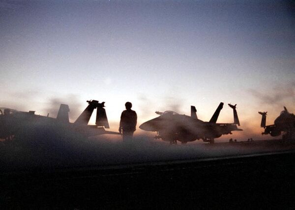 Convés do porta-aviões USS Enterprise na madrugada de 19 de dezembro de 1998, enquanto os tripulantes se preparam para a quarta rodada de ataques aéreos contra o Iraque no âmbito da Operação Raposa do Deserto. - Sputnik Brasil