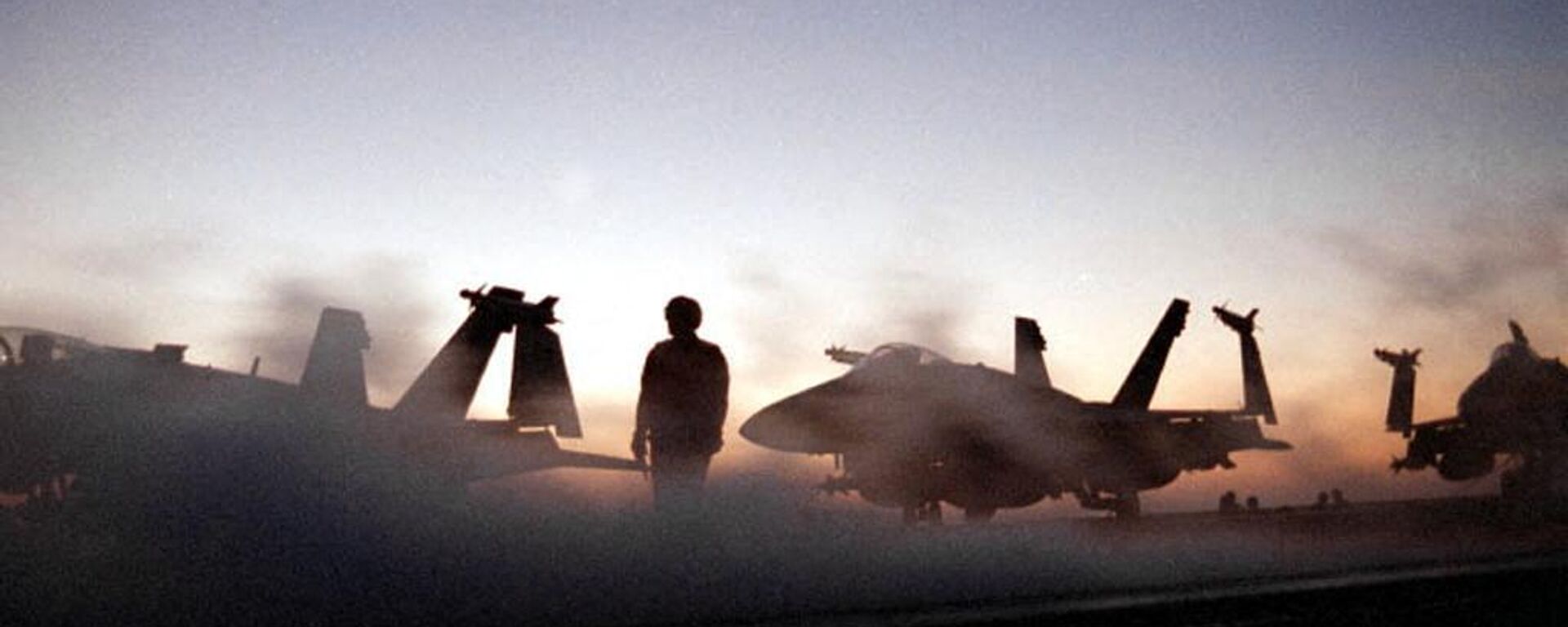 Convés do porta-aviões USS Enterprise na madrugada de 19 de dezembro de 1998, enquanto tripulantes se preparavam para a quarta rodada de ataques aéreos contra o Iraque no âmbito da operação Raposa do Deserto - Sputnik Brasil, 1920, 05.01.2024