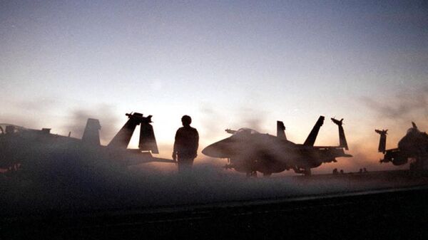 Convés do porta-aviões USS Enterprise na madrugada de 19 de dezembro de 1998, enquanto tripulantes se preparavam para a quarta rodada de ataques aéreos contra o Iraque no âmbito da operação Raposa do Deserto - Sputnik Brasil