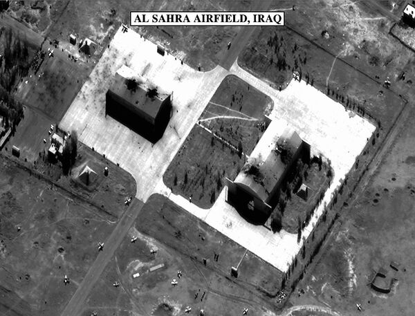 Foto divulgada em 18 de dezembro de 1998 pelo Pentágono mostrando os danos provocados por bombas em dois hangares do aeródromo de Al-Sahra, no Iraque. - Sputnik Brasil