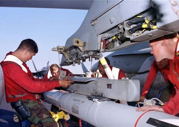 Soldados no convés do USS Enterprise carregam armas em um avião, em preparação para a segunda onda de ataques contra o Iraque. - Sputnik Brasil