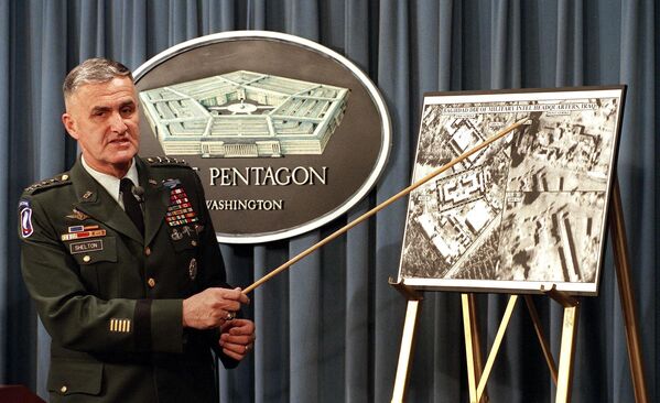 Chefe do Estado-Maior Conjunto dos EUA, Hugh Shelton, na coletiva de imprensa no Pentágono demonstra uma imagem de satélite para mostrar os danos causados no quartel-general da inteligência iraquiana em resultado do ataque de mísseis contra o país. - Sputnik Brasil