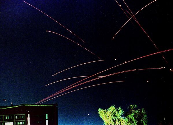 Traços vermelhos de fogo antiaéreo iraquiano no céu de Bagdá no primeiro dia do mês sagrado muçulmano do Ramadã e da quarta onda de ataques de mísseis contra o Iraque. - Sputnik Brasil