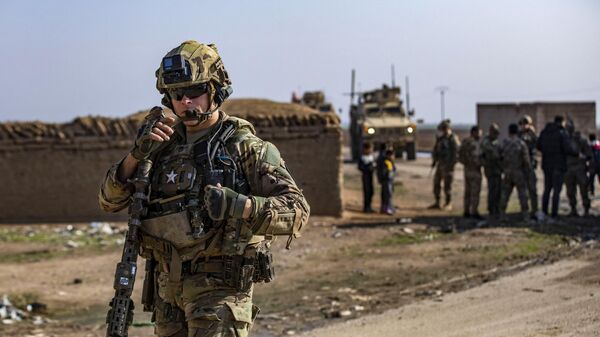 Um soldado dos EUA patrulha uma área nos arredores de Rumaylan, na província de Al-Hasakah, no nordeste da Síria, controlada pelos curdos. Síria, 11 de dezembro de 2023 - Sputnik Brasil