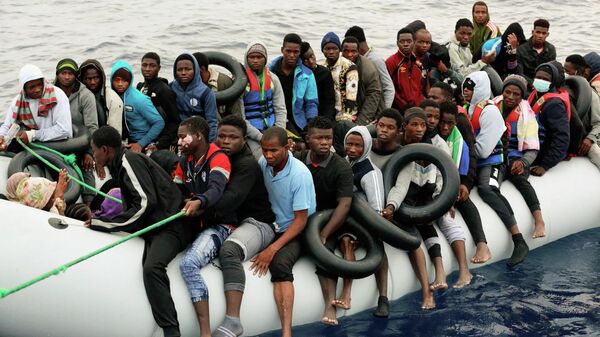 Barco amontoado de migrantes - Sputnik Brasil