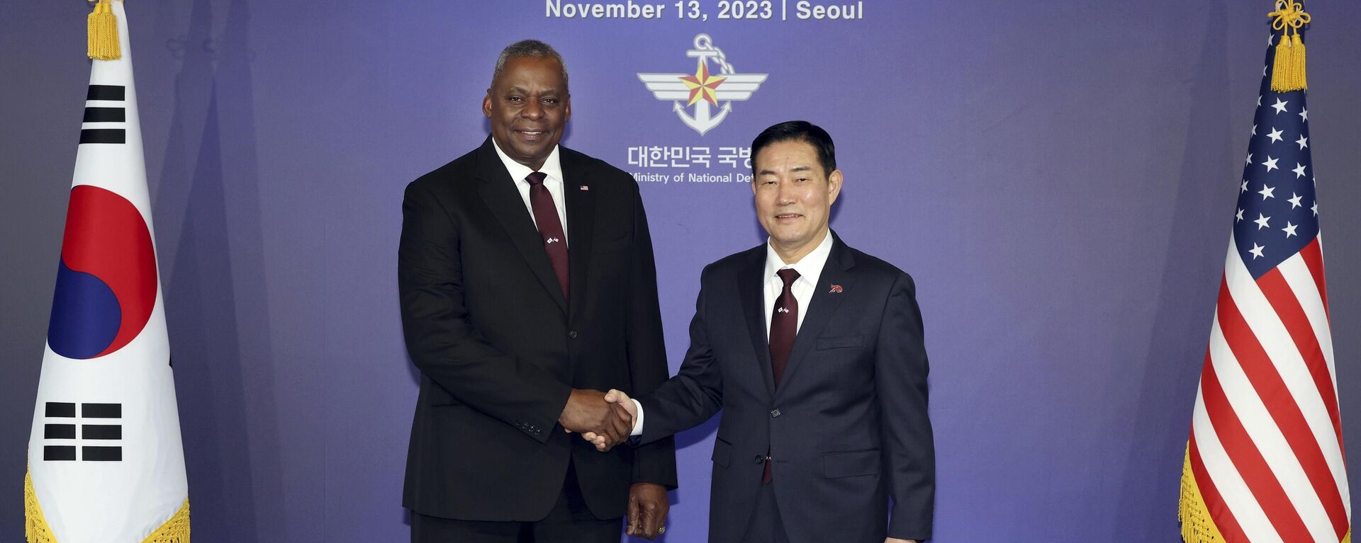 Lloyd Austin, secretário de Defesa dos EUA (à esquerda), e Shin Won-sik, ministro da Defesa Nacional da Coreia do Sul, posam para foto antes da 55ª Reunião Consultiva de Segurança (SCM, na sigla em inglês) no Ministério da Defesa em Seul, Coreia do Sul, 13 de novembro de 2023 - Sputnik Brasil, 1920, 17.12.2023