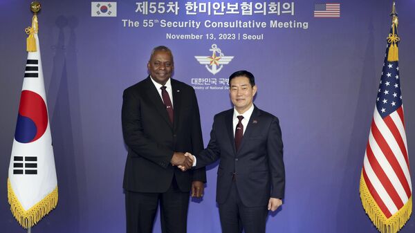 Lloyd Austin, secretário de Defesa dos EUA (à esquerda), e Shin Won-sik, ministro da Defesa Nacional da Coreia do Sul, posam para foto antes da 55ª Reunião Consultiva de Segurança (SCM, na sigla em inglês) no Ministério da Defesa em Seul, Coreia do Sul, 13 de novembro de 2023 - Sputnik Brasil
