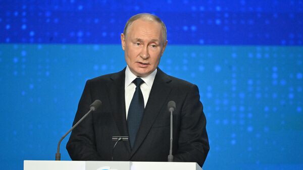 Vladimir Putin, presidente da Rússia, durante sessão plenária do 21º Congresso do partido Rússia Unida, 17 de dezembro de 2023 - Sputnik Brasil