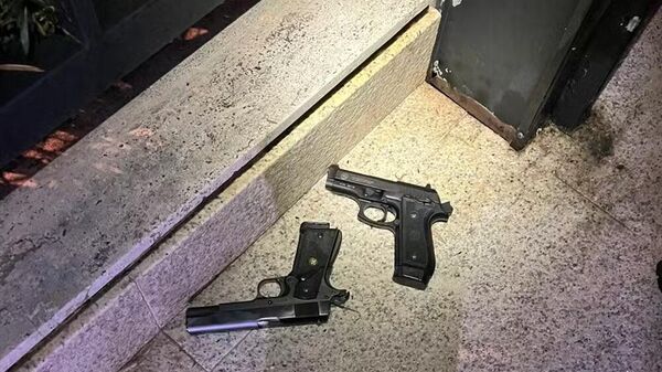 Duas pistolas que estavam com o empresário Rogério Saladino apreendidas pela Polícia Civil de SP, ao lado pode-se ver marcas de disparo, em 16/12/2023 - Sputnik Brasil