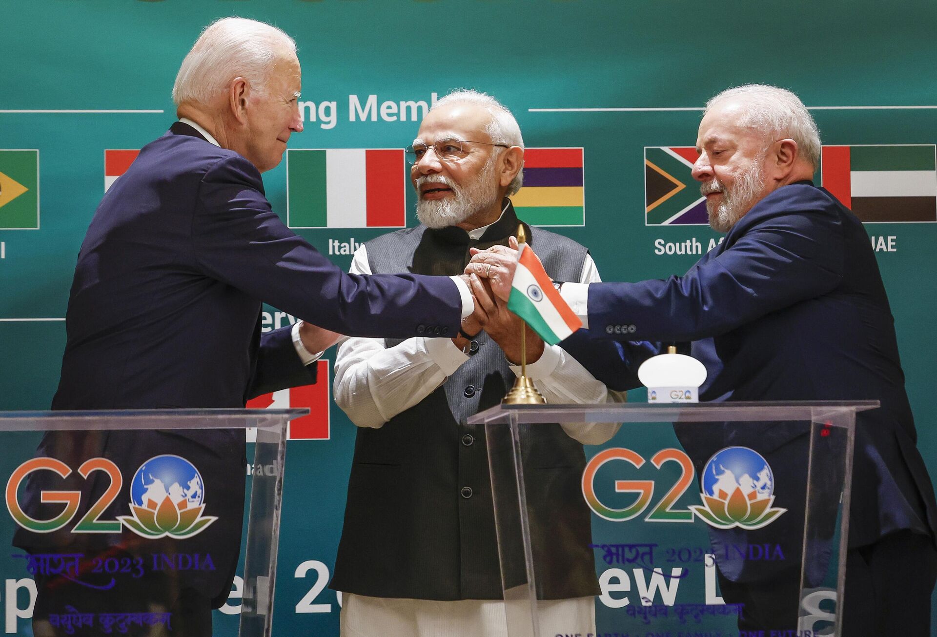 Presidente dos EUA, Joe Biden, o primeiro-ministro da Índia, Narendra Modi,  e o presidente do Brasi, Luiz Inácio Lula da Silva, durante a cúpula do G20 em Nova Deli, 9 de setembro de 2023 - Sputnik Brasil, 1920, 12.01.2024