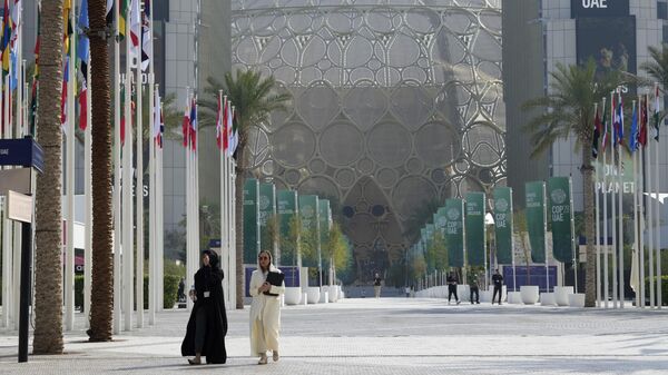 Público transita nas instalações que receberam a COP28 nos Emirados Árabes Unidos, principal conferência do mundo para discussão das mudanças climáticas. Dubai, 13 de dezembro de 2023 - Sputnik Brasil
