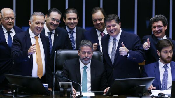 Deputados comemoram a votação da Reforma Tributária, em 15 de dezembro de 2023 - Sputnik Brasil