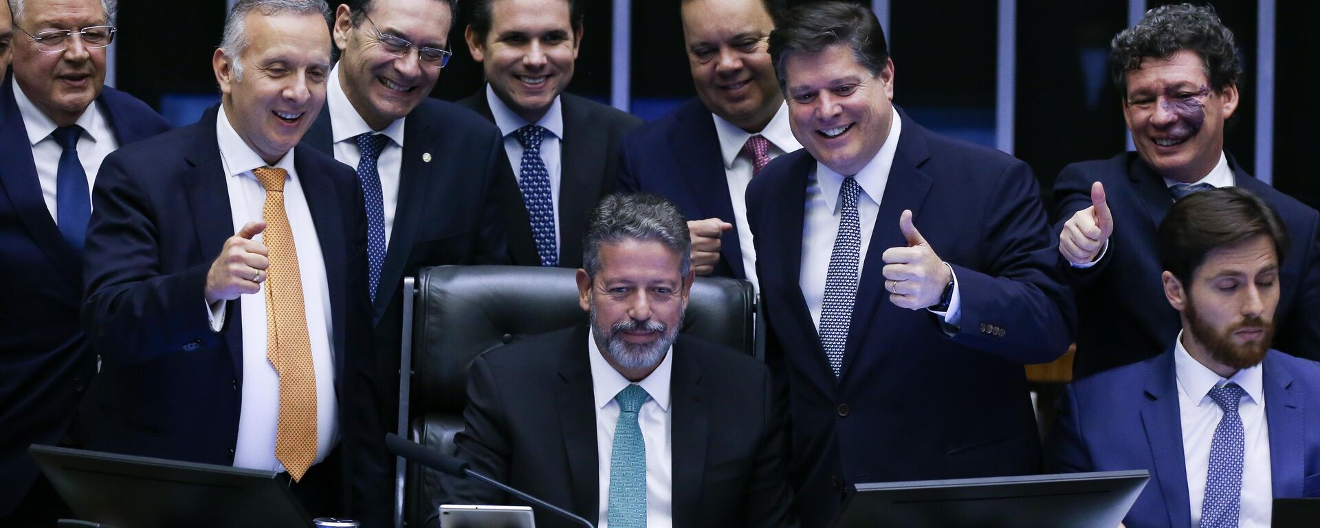Deputados comemoram a votação da Reforma Tributária, em 15 de dezembro de 2023 - Sputnik Brasil, 1920, 18.12.2023