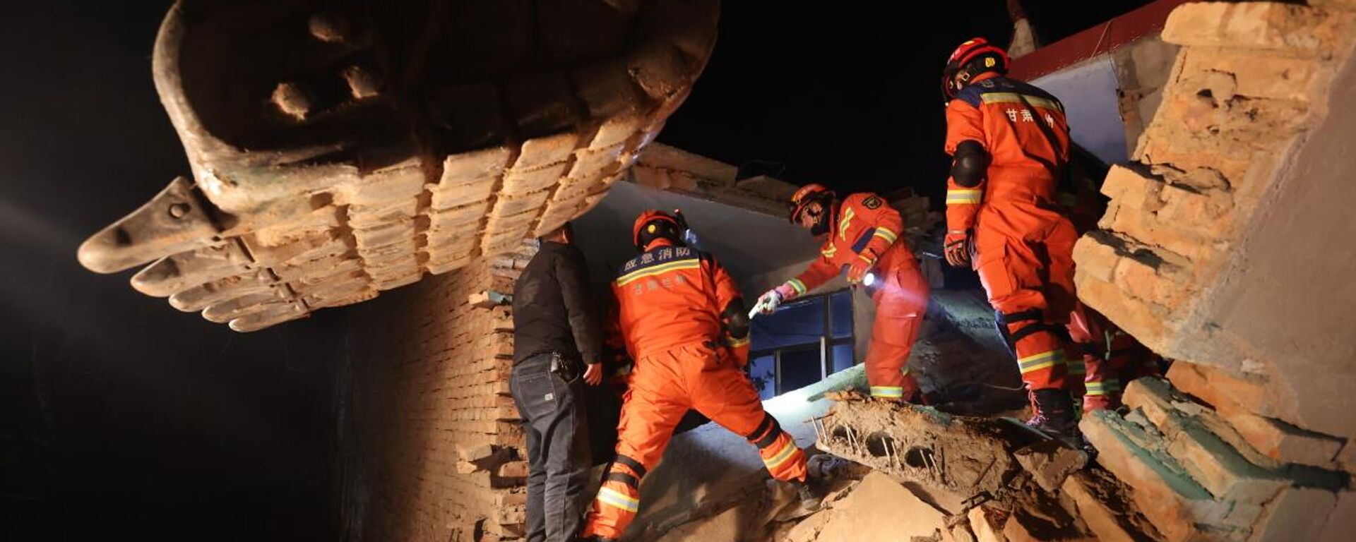 O trabalho de resgate está em andamento depois que um terremoto de magnitude 6,2 atingiu o condado de Jishishan, província de Gansu, em 19 de dezembro de 2023.  - Sputnik Brasil, 1920, 18.12.2023