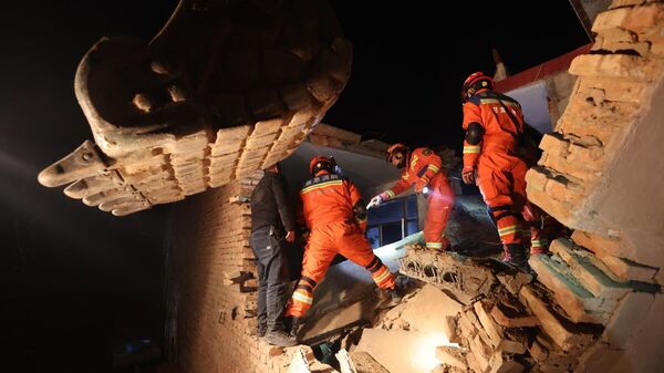 O trabalho de resgate está em andamento depois que um terremoto de magnitude 6,2 atingiu o condado de Jishishan, província de Gansu, em 19 de dezembro de 2023.  - Sputnik Brasil