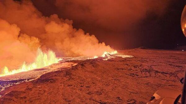 Uma erupção vulcânica na península de Reykjanes, no sudoeste da Islândia, provocou evacuação em massa. 18 de dezembro de 2023 - Sputnik Brasil