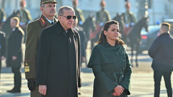 A presidente húngara Katalin Novak (R) ao lado do presidente turco Recep Tayyip Erdogan antes de uma cerimônia de boas-vindas com honras militares na Praça dos Heróis em Budapeste, Hungria, em 18 de dezembro de 2023 - Sputnik Brasil